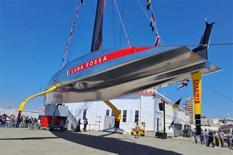 LA NUOVA LUNA ROSSA SCAFO ARGENTATO .